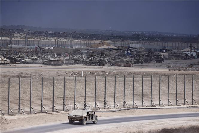 Xe quân sự Israel tại biên giới Israel - Gaza, ngày 9/10/2025. Ảnh: THX/TTXVN