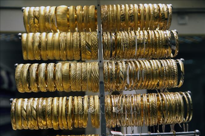 Giá vàng thế giới đã chính thức vượt ngưỡng 4.000 USD/ounce lần đầu tiên trong lịch sử trong phiên giao dịch sáng 8/10/2025, khi giới đầu tư ồ ạt tìm đến kim loại quý giữa bối cảnh bất ổn kinh tế - chính trị toàn cầu và kỳ vọng Cục Dự trữ Liên bang Mỹ (FED) sớm cắt giảm lãi suất. Cụ thể, giá vàng giao ngay có lúc chạm mức kỷ lục 4.002,95 USD/ounce, tăng hơn 50% từ đầu năm 2025. Ảnh: THX/TTXVN
