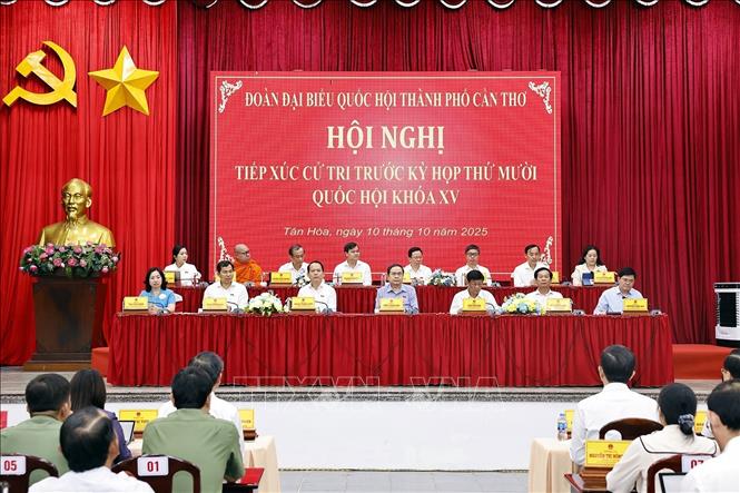 Chủ tịch Quốc hội Trần Thanh Mẫn tiếp xúc cử tri tại xã Tân Hòa, TP Cần Thơ. Ảnh: Doãn Tấn – TTXVN 