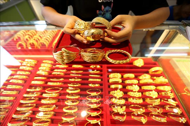 Giá vàng thế giới đã chính thức vượt ngưỡng 4.000 USD/ounce lần đầu tiên trong lịch sử trong phiên giao dịch sáng 8/10/2025, khi giới đầu tư ồ ạt tìm đến kim loại quý giữa bối cảnh bất ổn kinh tế - chính trị toàn cầu và kỳ vọng Cục Dự trữ Liên bang Mỹ (FED) sớm cắt giảm lãi suất. Cụ thể, giá vàng giao ngay có lúc chạm mức kỷ lục 4.002,95 USD/ounce, tăng hơn 50% từ đầu năm 2025. Ảnh: THX/TTXVN