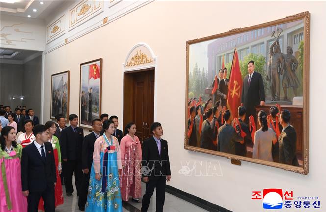 Theo hãng thông tấn Trung ương Triều Tiên (KCNA), nhân dịp kỷ niệm 80 năm ngày thành lập Đảng Lao động Triều Tiên (WPK), nhiều hoạt động triển lãm quy mô lớn đã được tổ chức tại Bình Nhưỡng, phản ánh quá trình hình thành, phát triển và vai trò lãnh đạo của đảng qua các thời kỳ. Ảnh: Yonhap/TTXVN