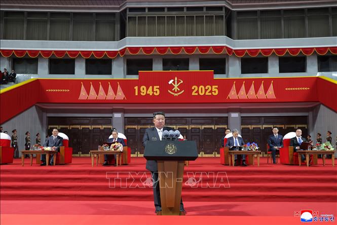 Theo hãng thông tấn Trung ương Triều Tiên (KCNA), nhân dịp kỷ niệm 80 năm ngày thành lập Đảng Lao động Triều Tiên (WPK), nhiều hoạt động triển lãm quy mô lớn đã được tổ chức tại Bình Nhưỡng, phản ánh quá trình hình thành, phát triển và vai trò lãnh đạo của đảng qua các thời kỳ. Ảnh: Nhà lãnh đạo Triều Tiên Kim Jong Un phát biểu tại sự kiện kỷ niệm 80 năm ngày thành lập Đảng Lao động Triều Tiên ở Bình Nhưỡng ngày 9/10/2025. Ảnh: Yonhap/TTXVN