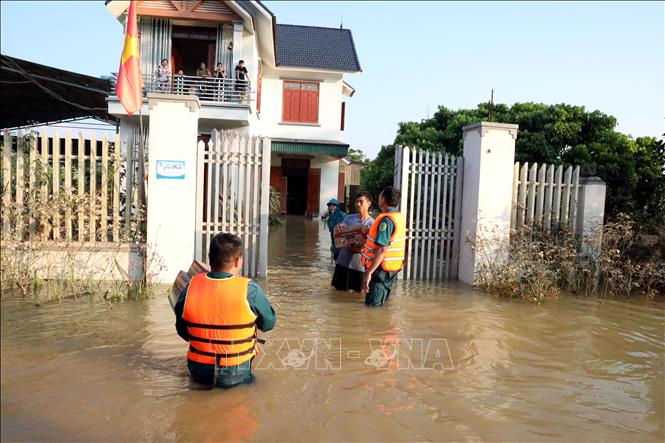 Lực lượng quân đội tiếp tế nhu yếu phẩm cho người dân vùng lũ xã Vân Nham, tỉnh Lạng Sơn. Ảnh: Văn Đạt - TTXVN