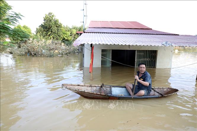 Thuyền nhỏ là phương tiện duy nhất để di chuyển giữa các thôn bị ngập của xã Vân Nham, tỉnh Lạng Sơn. Ảnh: Văn Đạt - TTXVN