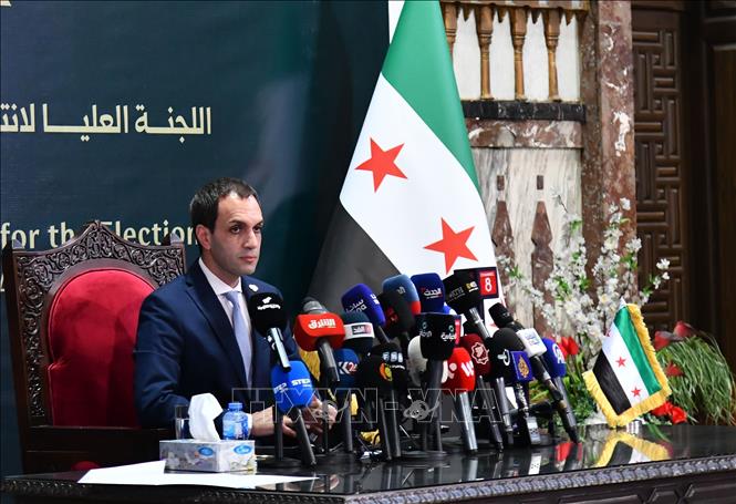 Ngày 6/10/2025, chính quyền chuyển tiếp Syria đã công bố kết quả chính thức cuộc bầu cử Quốc hội đầu tiên kể từ khi chính quyền Tổng thống Bashar al-Assad bị lật đổ hồi tháng 12 năm ngoái. Ông Mohammad Taha al-Ahmad, Chủ tịch Ủy ban Bầu cử Quốc hội Syria, cho biết 119 ứng cử viên đã trúng cử thông qua bỏ phiếu. Ảnh: Phát ngôn viên Ủy ban bầu cử tối cao Quốc hội Syria, ông Nawar Najmeh trong cuộc họp báo về việc bầu cử Quốc hội tại Damascus. Ảnh: THX/TTXVN