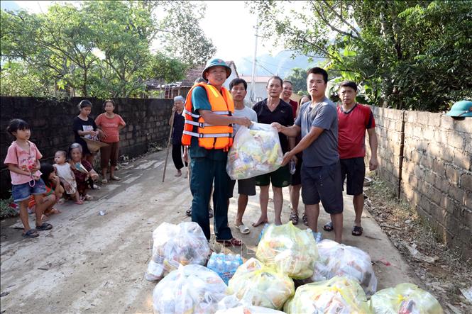 Lực lượng quân sự xã Vân Nham, tỉnh Lạng Sơn cùng đoàn cứu trợ tiếp tế nhu yếu phẩm cho nhân dân. Ảnh: Văn Đạt - TTXVN