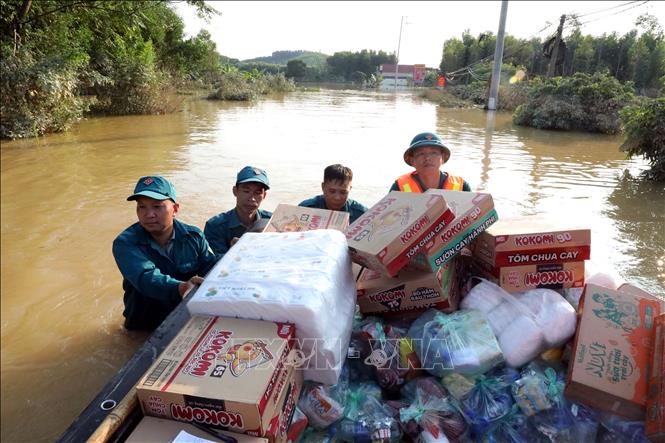 Lực lượng quân sự xã Vân Nham, tỉnh Lạng Sơn cùng đoàn cứu trợ tiếp tế nhu yếu phẩm cho người dân tại vùng ngập lụt. Ảnh: Văn Đạt - TTXVN