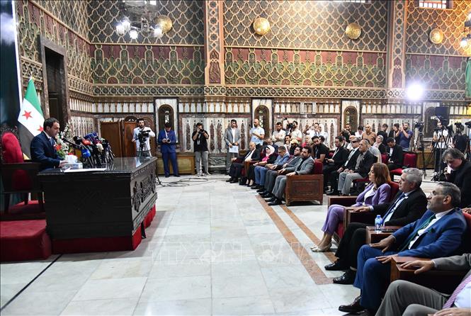 Ngày 6/10/2025, chính quyền chuyển tiếp Syria đã công bố kết quả chính thức cuộc bầu cử Quốc hội đầu tiên kể từ khi chính quyền Tổng thống Bashar al-Assad bị lật đổ hồi tháng 12 năm ngoái. Ông Mohammad Taha al-Ahmad, Chủ tịch Ủy ban Bầu cử Quốc hội Syria, cho biết 119 ứng cử viên đã trúng cử thông qua bỏ phiếu. Ảnh: Phát ngôn viên Ủy ban bầu cử tối cao Quốc hội Syria, ông Nawar Najmeh trong cuộc họp báo về việc bầu cử Quốc hội tại Damascus. Ảnh: THX/TTXVN