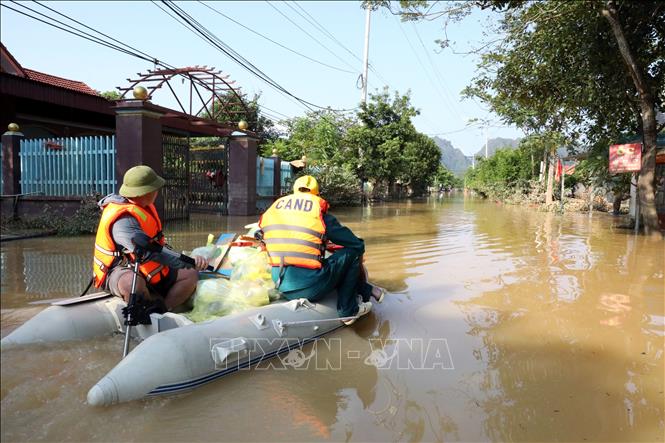 Lực lượng Công an xã Vân Nham, tỉnh Lạng Sơn thường xuyên ứng trực, sẵn sàng hỗ trợ người dân. Ảnh: Văn Đạt - TTXVN