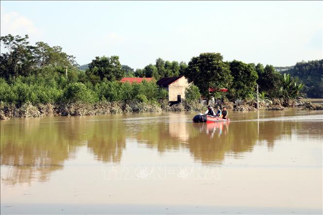 Lực lượng cứu hộ chở hàng hóa, nhu yếu phẩm tiếp tế cho người dân ở vùng ngập sâu xã Vân Nham, tỉnh Lạng Sơn. Ảnh: Văn Đạt - TTXVN