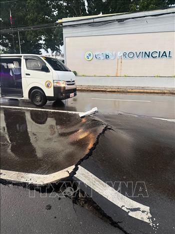 (Tư liệu) Tuyến đường bị hư hại sau trận động đất tại Cebu, Philippines. Ảnh: THX/TTXVN