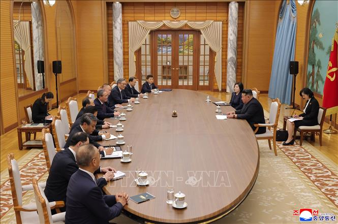 Tổng Bí thư, Chủ tịch Quốc vụ Triều Tiên Kim Jong Un và Ủy viên Thường vụ Bộ Chính trị, Thủ tướng Trung Quốc Lý Cường tại cuộc gặp ở Bình Nhưỡng, Triều Tiên, ngày 9/10/2025. Ảnh: Yonhap/TTXVN