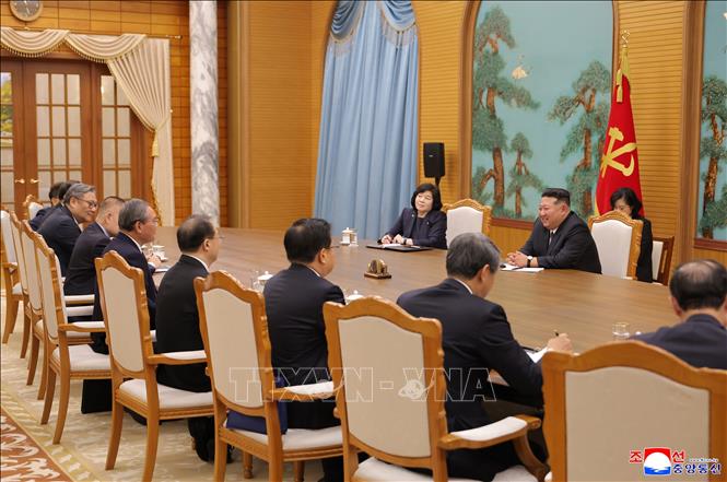 Tổng Bí thư, Chủ tịch Quốc vụ Triều Tiên Kim Jong Un và Ủy viên Thường vụ Bộ Chính trị, Thủ tướng Trung Quốc Lý Cường tại cuộc gặp ở Bình Nhưỡng, Triều Tiên, ngày 9/10/2025. Ảnh: Yonhap/TTXVN