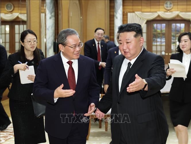Tổng Bí thư, Chủ tịch Quốc vụ Triều Tiên Kim Jong Un và Ủy viên Thường vụ Bộ Chính trị, Thủ tướng Trung Quốc Lý Cường tại cuộc gặp ở Bình Nhưỡng, Triều Tiên, ngày 9/10/2025. Ảnh: THX/TTXVN