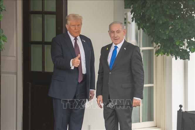 Tổng thống Mỹ Donald Trump ngày 8/10/2025 thông báo Israel và Phong trào Hamas đã đạt được thỏa thuận cho giai đoạn đầu tiên của kế hoạch hòa bình tại Gaza, trong đó có việc ngừng bắn và trao trả con tin, đánh dấu bước tiến lớn nhất trong nỗ lực chấm dứt cuộc xung đột kéo dài hơn 2 năm qua tại Dải Gaza. Ảnh: Tổng thống Mỹ Donald Trump (trái) và Thủ tướng Israel Benjamin Netanyahu tại cuộc gặp ở Washington, D.C., ngày 29/9/2025. Ảnh: THX/TTXVN