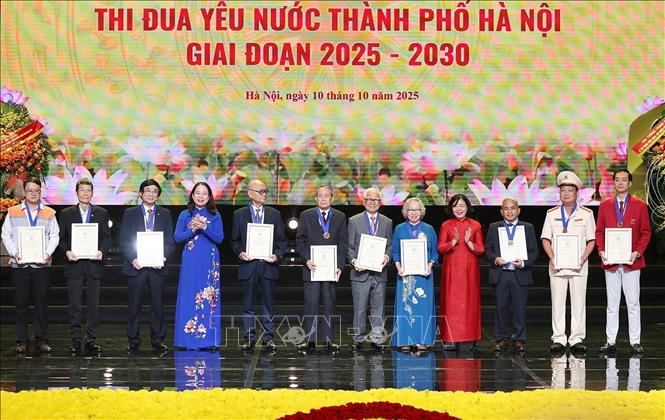 Phó Chủ tịch nước Võ Thị Ánh Xuân, Phó Chủ tịch thứ nhất Hội đồng Thi đua - Khen thưởng Trung ương và Bí thư Thành ủy Hà Nội Bùi Thị Minh Hoài trao tặng danh hiệu Công dân Thủ đô ưu tú năm 2025 cho các cá nhân. Ảnh: Dương Giang-TTXVN 
