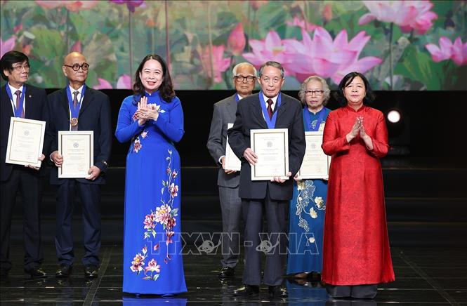 Phó Chủ tịch nước Võ Thị Ánh Xuân, Phó Chủ tịch thứ nhất Hội đồng Thi đua-Khen thưởng Trung ương và Bí thư Thành ủy Hà Nội Bùi Thị Minh Hoài trao tặng danh hiệu Công dân Thủ đô ưu tú năm 2025 cho Giáo sư, Tiến sĩ khoa học, Viện sĩ Trần Đình Long, Hội viên danh dự Liên hiệp các Hội khoa học và kỹ thuật Hà Nội. Ảnh: Dương Giang-TTXVN 
