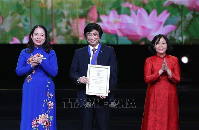 Phó Chủ tịch nước Võ Thị Ánh Xuân, Phó Chủ tịch thứ nhất Hội đồng Thi đua-Khen thưởng Trung ương và Bí thư Thành ủy Hà Nội Bùi Thị Minh Hoài trao tặng danh hiệu Công dân Thủ đô ưu tú năm 2025 cho Kiến trúc sư Trần Ngọc Chính, Chủ tịch Hội Quy hoạch phát triển đô thị Việt Nam. Ảnh: Dương Giang-TTXVN 
