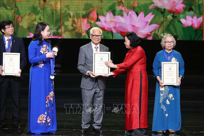 Phó Chủ tịch nước Võ Thị Ánh Xuân, Phó Chủ tịch thứ nhất Hội đồng Thi đua-Khen thưởng Trung ương và Bí thư Thành ủy Hà Nội Bùi Thị Minh Hoài trao tặng danh hiệu Công dân Thủ đô ưu tú năm 2025 cho Tiến sĩ Nguyễn Văn Hòa, Chủ tịch Hội đồng Trường THCS và THPT Nguyễn Bỉnh Khiêm. Ảnh: Dương Giang-TTXVN 

