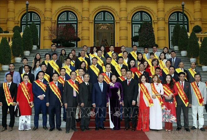 Phó Chủ tịch nước Đặng Thị Ngọc Thịnh với các đại biểu doanh nhân, doanh nghiệp tiêu biểu. Ảnh: Nguyễn Dân -TTXVN