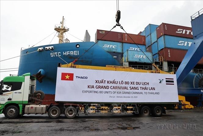 Doanh nghiệp Việt đang nỗ lực đưa sản phẩm tiếp cận nhanh và hiệu quả đến khách hàng, nhất là với thị trường quốc tế. Trong ảnh: Công ty Cổ phần Ô tô Trường Hải (THACO) xuất khẩu lô 80 xe du lịch Kia Grand Carnival sang Thái Lan. Ảnh: TTXVN