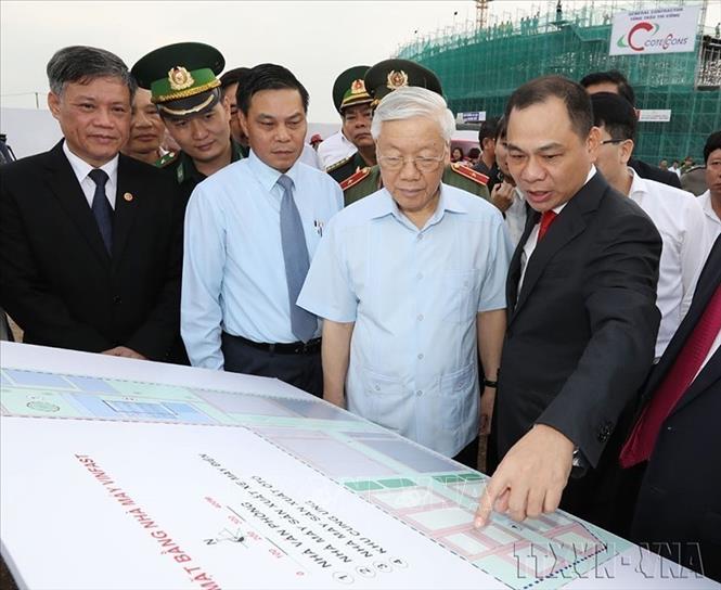 Doanh nhân Phạm Nhật Vượng, Chủ tịch tập đoàn Vingroup (phải) giới thiệu với Tổng Bí thư Nguyễn Phú Trọng sơ đồ tổng mặt bằng xây dựng nhà máy VINFAST tại Hải Phòng (14/11/2017). Ảnh: Trí Dũng – TTXVN