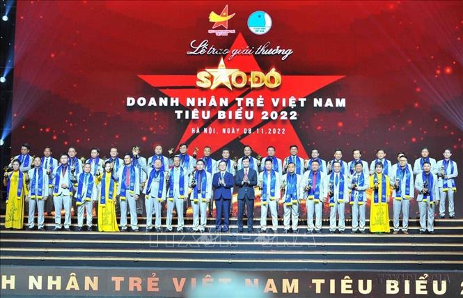 Đồng chí Bùi Quang Huy Bí thư thứ nhất Trung ương Đoàn TNCS Hồ Chí Minh, Bộ trưởng Bộ Khoa học và Công nghệ Huỳnh Thành Đạt trao cup vinh danh cho các doanh nhân tại Lễ trao Giải thưởng Sao Đỏ – Doanh nhân trẻ Việt Nam tiêu biểu năm 2022. Ảnh: Minh Đức - TTXVN
