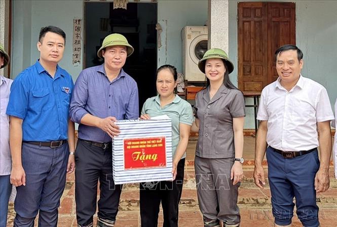 Phó Chủ tịch TW Hội Doanh nhân trẻ Việt Nam Hoàng Công Đoàn (bên trái) đại diện Hội Doanh nhân trẻ Việt Nam, Hội Doanh nhân trẻ tỉnh Lạng Sơn tặng quà hộ gia đình bị ảnh hưởng nặng bởi cơn bão số 3 tại xã Minh Hoà, huyện Hữu Lũng (2024). Ảnh: TTXVN phát