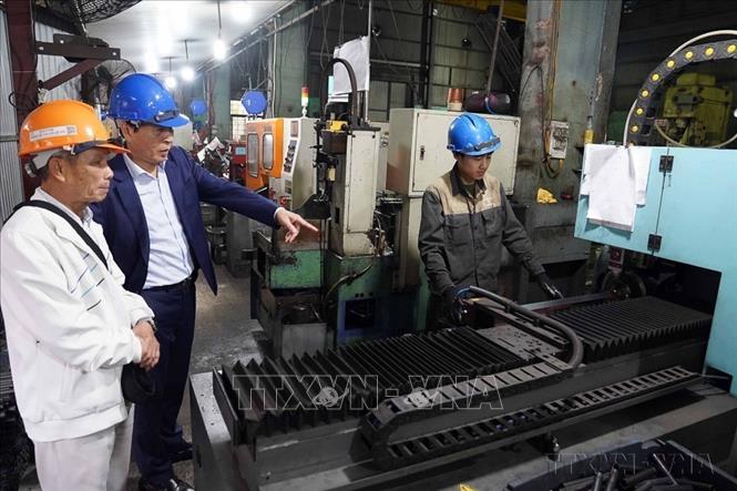 Từ năm 2018 đến 2023, UBND thành phố Hà Nội đã công nhận 229 sản phẩm của 156 doanh nghiệp đạt danh hiệu sản phẩm công nghiệp chủ lực Thủ đô. Đây là các doanh nghiệp có quy mô lớn, có sức cạnh tranh cao trên thị trường, có khả năng hội nhập kinh tế quốc tế, tham gia vào chuỗi sản xuất, cung ứng toàn cầu. Trong ảnh: Tổng giám đốc Công Ty Cổ phần Dụng cụ Cơ Khí Xuất Khẩu Nguyễn Ngọc Chung (giữa) giới thiệu dây truyền sản xuất tới khách hàng. Ảnh: Phương Anh-TTXVN