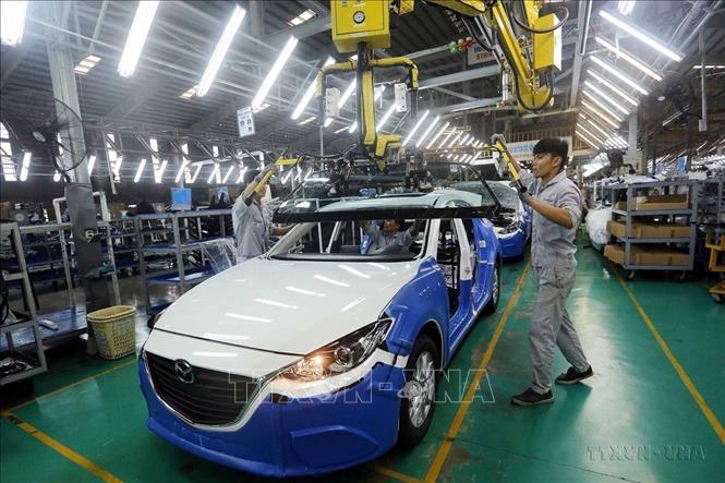Dây chuyền lắp ráp xe Mazda của Công ty Cổ phần Ô tô Trường Hải trong Khu Kinh tế mở Chu Lai (Quảng Nam). Đây là biểu tượng thành công về hợp tác sản xuất trong lĩnh vực sản xuất và lắp ráp ô tô giữa Việt Nam và Nhật Bản. Ảnh: Danh Lam – TTXVN