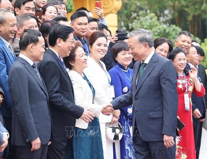 Nhân ngày Doanh nhân Việt Nam (13/10), chiều 11/10/2024, tại Phủ Chủ tịch, Tổng Bí thư, Chủ tịch nước Tô Lâm gặp mặt Đoàn đại biểu doanh nhân tiêu biểu của Liên đoàn Thương mại và Công nghiệp Việt Nam (VCCI) và Hội Doanh nghiệp Tư nhân Việt Nam. Ảnh: Lâm Khánh - TTXVN