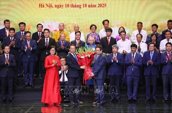 Thủ tướng Phạm Minh Chính chúc mừng Đoàn đại biểu thành phố Hà Nội dự Đại hội Thi đua yêu nước toàn quốc lần thứ XI. Ảnh: Văn Điệp - TTXVN