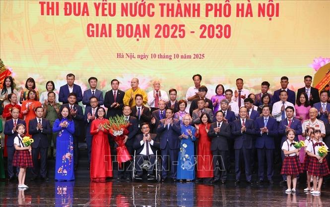 Thủ tướng Phạm Minh Chính và các đại biểu với Đoàn đại biểu thành phố Hà Nội dự Đại hội Thi đua yêu nước toàn quốc lần thứ XI. Ảnh: Văn Điệp - TTXVN