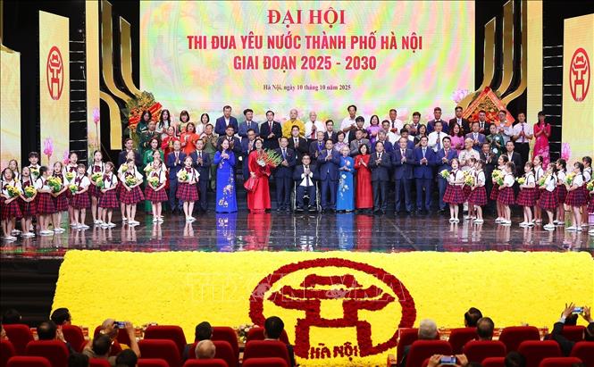 Thủ tướng Phạm Minh Chính tặng hoa chúc mừng các đại biểu điển hình tiên tiến đi dự Đại hội Thi đua yêu nước toàn quốc lần thứ XI. Ảnh: Dương Giang-TTXVN
