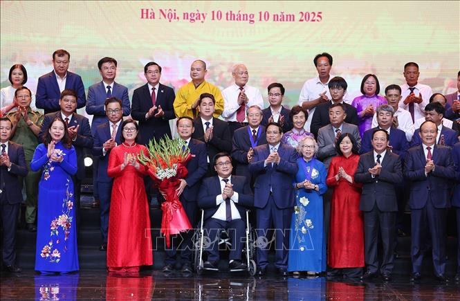 Thủ tướng Phạm Minh Chính tặng hoa chúc mừng các đại biểu điển hình tiên tiến đi dự Đại hội Thi đua yêu nước toàn quốc lần thứ XI. Ảnh: Dương Giang-TTXVN
