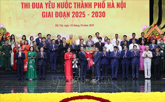 Thủ tướng Phạm Minh Chính tặng hoa chúc mừng các đại biểu điển hình tiên tiến đi dự Đại hội Thi đua yêu nước toàn quốc lần thứ XI. Ảnh: Dương Giang-TTXVN
