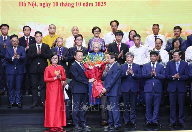 Thủ tướng Phạm Minh Chính tặng hoa chúc mừng các đại biểu điển hình tiên tiến đi dự Đại hội Thi đua yêu nước toàn quốc lần thứ XI. Ảnh: Dương Giang-TTXVN
