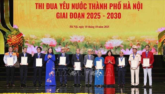 Phó Chủ tịch nước Võ Thị Ánh Xuân và Bí thư Thành ủy Hà Nội Bùi Thị Minh Hoài trao danh hiệu “Công dân Thủ đô ưu tú” năm 2025 tặng 10 cá nhân tiêu biểu. Ảnh: Văn Điệp - TTXVN