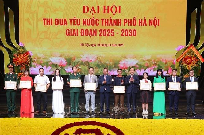 Phó Bí thư Thường trực Thành ủy Hà Nội Nguyễn Văn Phong và Phó Bí thư Thành ủy, Chủ tịch HĐND thành phố Nguyễn Ngọc Tuấn trao tặng danh hiệu “Người tốt, việc tốt”. Ảnh: Văn Điệp - TTXVN
