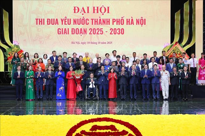 Thủ tướng Phạm Minh Chính tặng hoa chúc mừng các đại biểu điển hình tiên tiến đi dự Đại hội Thi đua yêu nước toàn quốc lần thứ XI. Ảnh: Dương Giang-TTXVN
