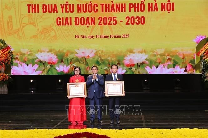 Thủ tướng Chính phủ Phạm Minh Chính trao danh hiệu “Chiến sĩ thi đua toàn quốc” tặng 2 cá nhân tiêu biểu. Ảnh: Văn Điệp - TTXVN