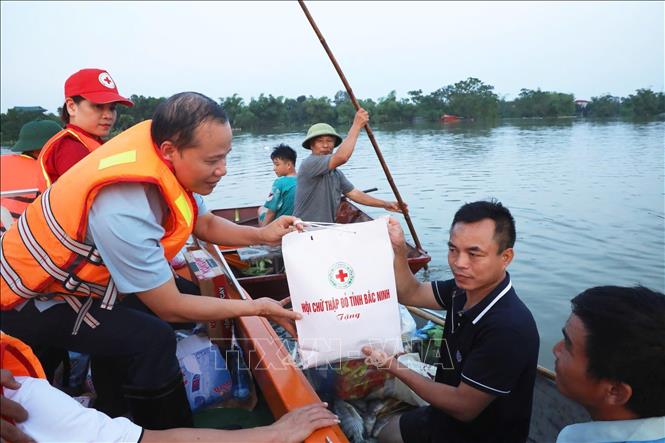 Hội Chữ thập đỏ tỉnh Bắc Ninh tổ chức các đoàn công tác đến thăm hỏi, tặng quà cho người dân tại các xã Tiên Lục, Mỹ Thái và Ngọc Thiện. Ảnh: TTXVN phát
