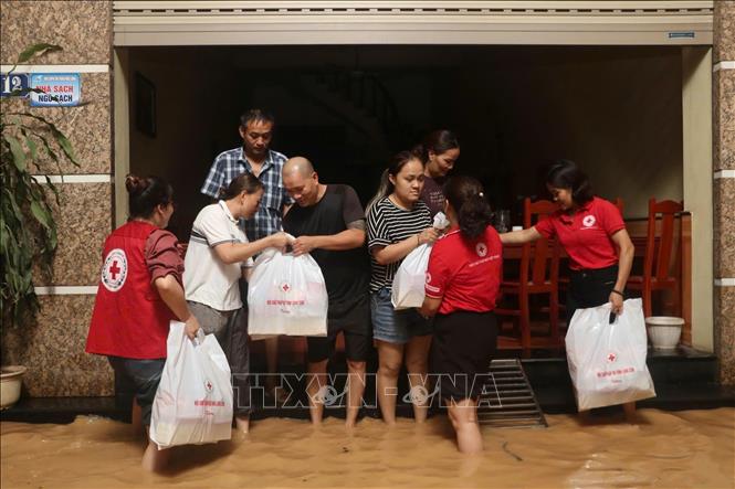 Hội Chữ thập đỏ Lạng Sơn cứu trợ tại xã Hữu Lũng. Ảnh: TTXVN phát 
