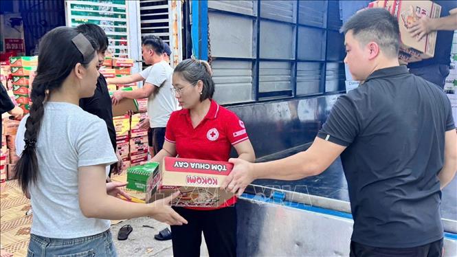 Hội Chữ thập đỏ Thái Nguyên chuẩn bị hàng hóa cứu trợ người dân. Ảnh: TTXVN phát