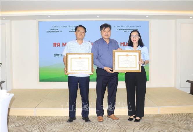 Giám đốc Trung tâm Khuyến nông Quốc gia Lê Quốc Thanh tặng Bằng khen của Bộ Nông nghiệp và Môi trường cho Trung tâm Khuyến nông Phú Thọ và Lào Cai. Ảnh: Đinh Thùy - TTXVN