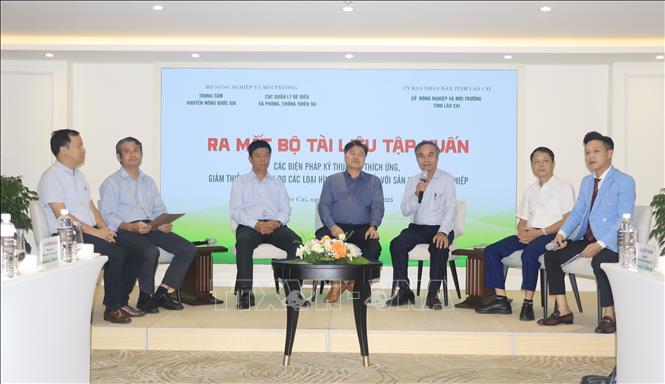 Đại biểu giới thiệu, trao đổi Bộ tài liệu. Ảnh: Đinh Thùy - TTXVN