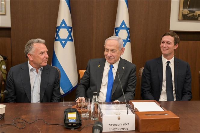 Thủ tướng Israel Benjamin Netanyahu (giữa) và Đặc phái viên Mỹ về tình hình Trung Đông Steve Witkoff (trái) tại cuộc họp Chính phủ Israel tại Jerusalem, ngày 9/10/2025. Ảnh: THX/TTXVN