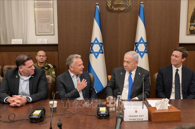 Thủ tướng Israel Benjamin Netanyahu (thứ 2, phải) và Đặc phái viên Mỹ về tình hình Trung Đông Steve Witkoff (thứ 3, trái) tại cuộc họp Chính phủ Israel ở Jerusalem, ngày 9/10/2025. Ảnh: THX/TTXVN