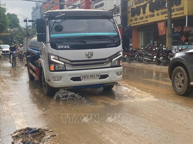 Thiếu nước và xe chở nước khiến cho việc rửa sạch đường phố trở nên khó khăn hơn. Ảnh: Quốc Đạt - TTXVN