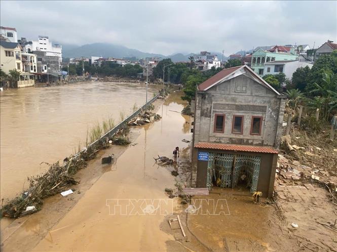 Những căn nhà gần bờ sông hoang tàn sau cơn lũ lịch sử. Ảnh: Quốc Đạt - TTXVN
